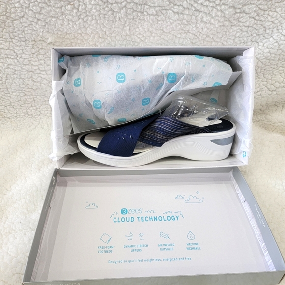 BZees Diamond X Navy stripe sandals Brand New in box 10 Wide - Picture 9 of 9